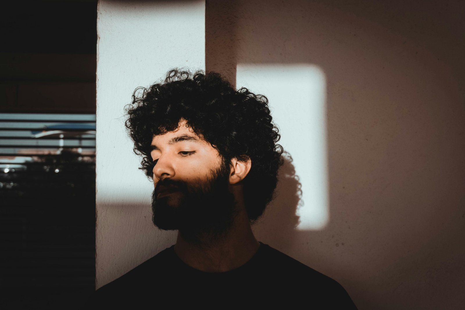 Before and after photos of a person who lost weight using hypnosis