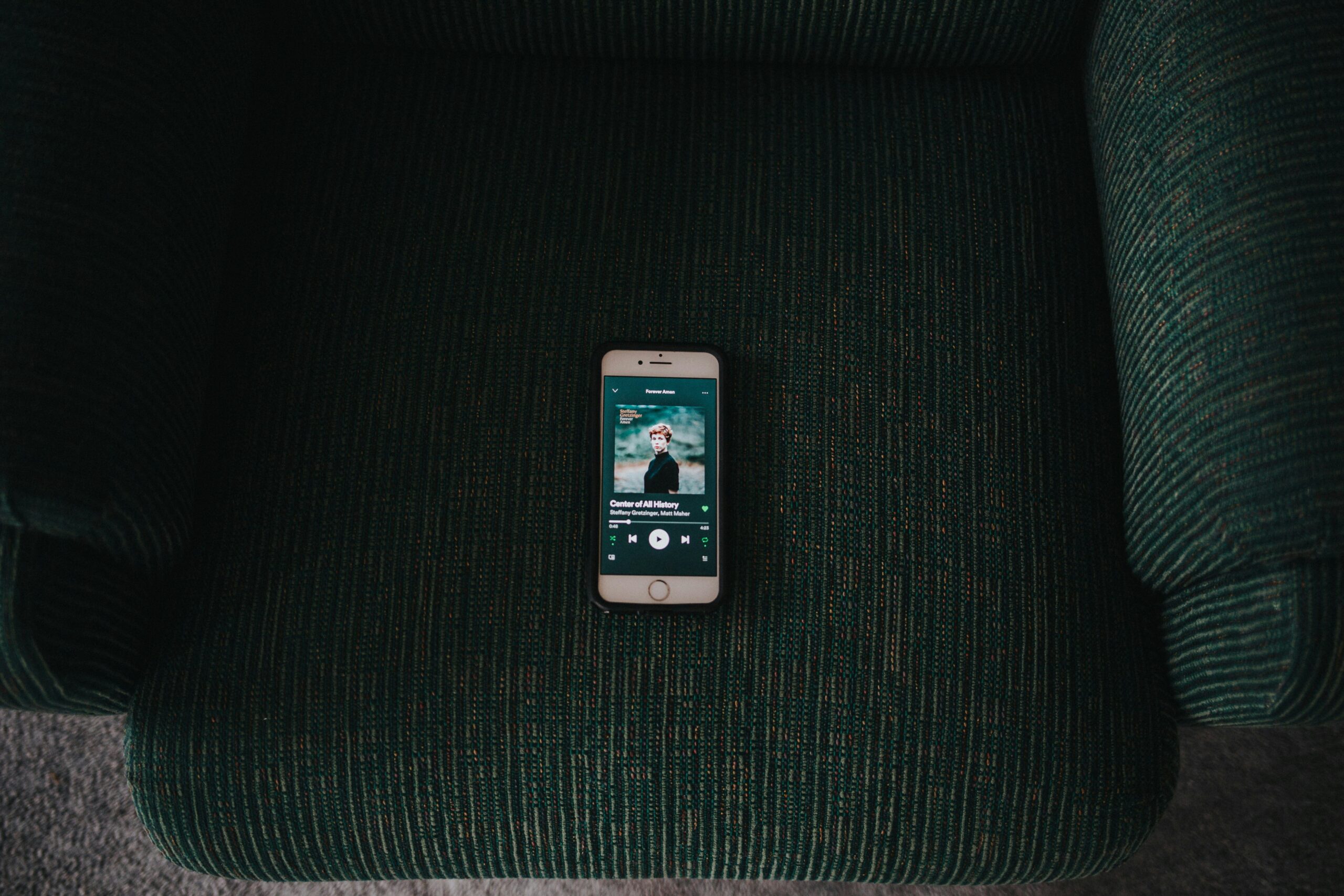 Infographic showing how poor sleep impacts hormones related to appetite