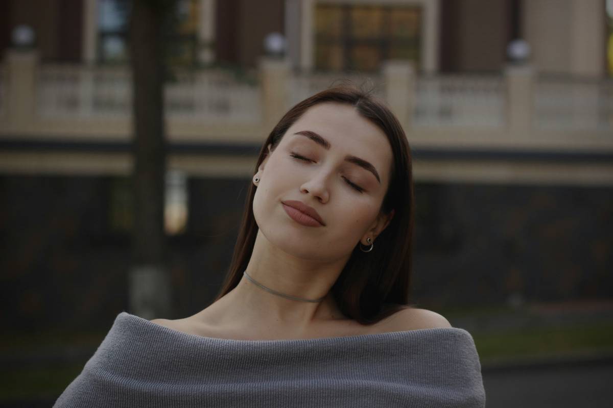 Infographic showing the connection between stress hormones and weight gain