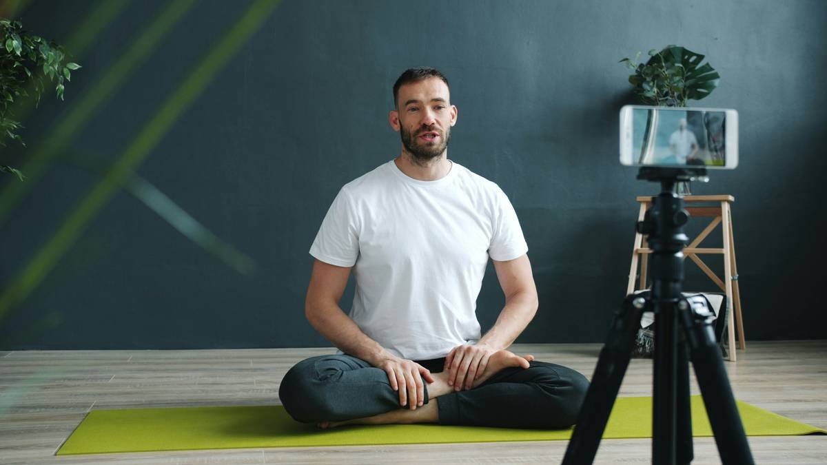 A person meditating with headphones during a hypnosis session.